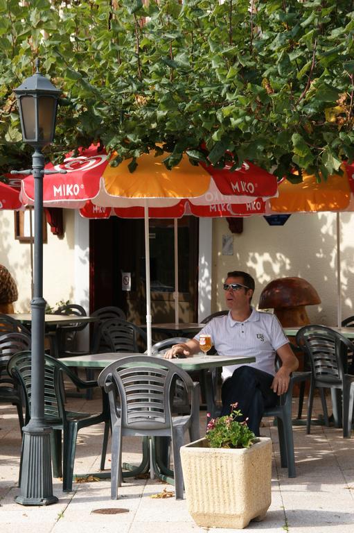 Auberge Du Herisson La Chaux-du-Dombief Buitenkant foto