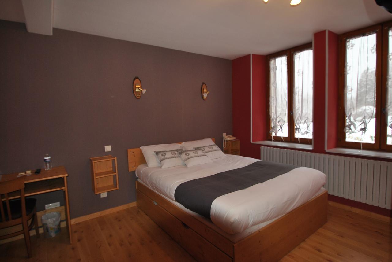Auberge Du Herisson La Chaux-du-Dombief Buitenkant foto