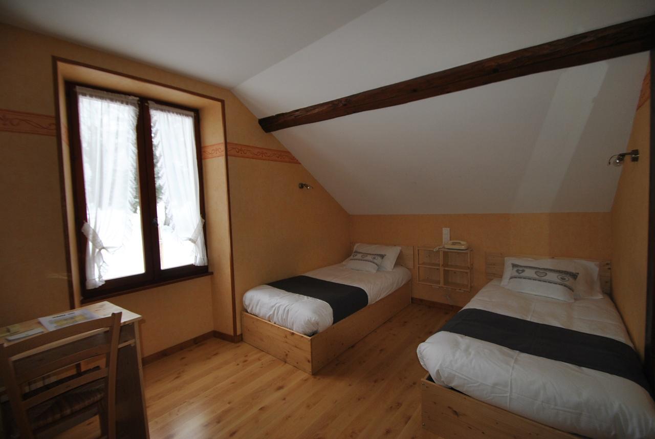 Auberge Du Herisson La Chaux-du-Dombief Buitenkant foto