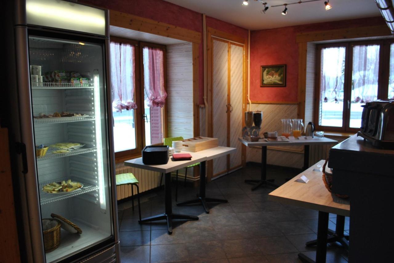 Auberge Du Herisson La Chaux-du-Dombief Buitenkant foto
